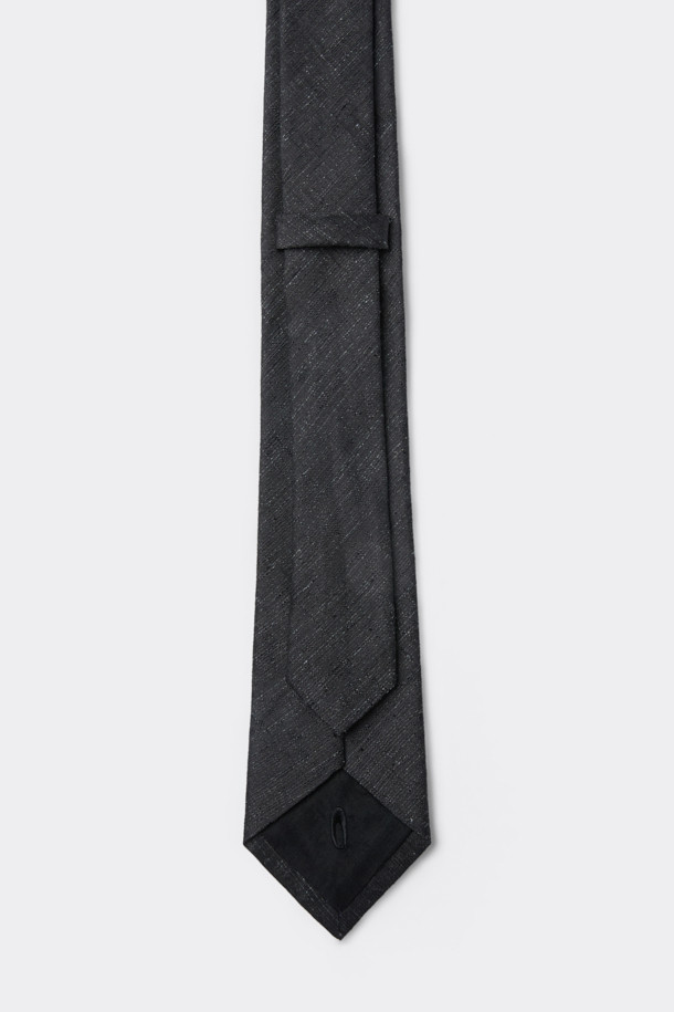 블랙 패턴 넥타이는 실크와 린넨 혼방 원단으로 제작되어 고급스러운 촉감과 견고함을 자랑합니다. 사선과 텍스쳐 무늬가 세련된 디자인을 완성하며, 로고 자수로 포인트를 더했습니다. 이면 루프와 안감, 심지 처리를 통해 넥타이의 형태를 유지하고 내구성을 높였습니다. 오피스룩, 비즈니스 캐주얼, 모임룩 등 다양한 TPO에 활용 가능하며, 클래식, 미니멀, 시크 스타일을 연출하기에 적합합니다. 견 65.1%, 마 34.9%의 소재 혼용률로 제작되었으며, 별도의 패키징으로 제공됩니다.

