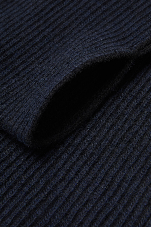 블랙 캐시미어 블렌디드 머플러는 부드러운 촉감과 보온성을 자랑하는 겨울철 필수 아이템입니다. 울과 캐시미어 혼방 소재로 제작되어 고급스러운 분위기를 연출하며, 베이직하고 미니멀한 스타일을 선호하는 분들께 적합합니다. 두꺼운 두께감과 골지 패턴, 투톤 디자인이 특징이며, 슬릿 홀 디테일로 포인트를 더했습니다. 출근룩, 모임룩 등 다양한 TPO에 클래식, 미니멀, 캐주얼 스타일로 연출할 수 있어 활용도가 높습니다.
