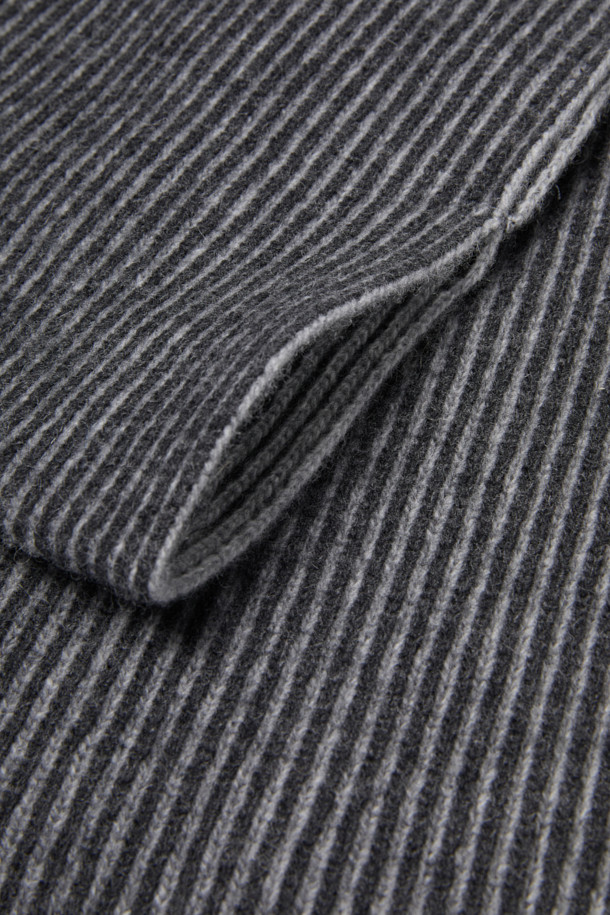 부드러운 캐시미어와 울 혼방 소재로 제작된 그레이 컬러의 머플러입니다. 포근한 두께감과 부드러운 촉감으로 가을, 겨울철 보온성을 책임집니다. 베이직하고 캐주얼한 스타일에 잘 어울리며, 골지 패턴과 투톤 컬러 디자인으로 세련된 포인트를 더했습니다. 출근룩, 모임룩, 데이트룩 등 다양한 TPO에 활용 가능하며, 슬릿 홀 디테일이 실용성을 높입니다. 캐주얼, 클래식, 미니멀 스타일 모두 소화 가능한 머플러로, 당신의 겨울 스타일링에 따뜻함과 스타일을 더해보세요.
