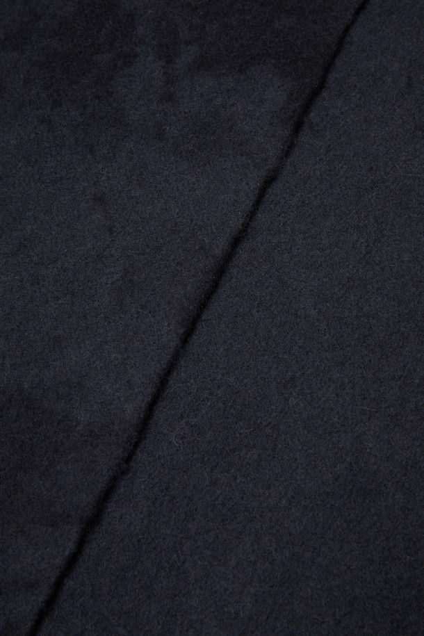 블랙 울 다잉 머플러는 출근룩과 모임룩에 모두 잘 어울리는 클래식하고 미니멀한 스타일의 머플러입니다. 부드러운 촉감의 울 소재로 제작되어 보온성이 뛰어나며, 다잉 기법으로 은은한 멋을 더했습니다. 심플한 디자인에 로고 장식이 포인트로 더해져 세련된 느낌을 선사합니다. 어떤 스타일에도 자연스럽게 매치되어 포근하고 따뜻한 겨울을 만들어 줄 것입니다.
