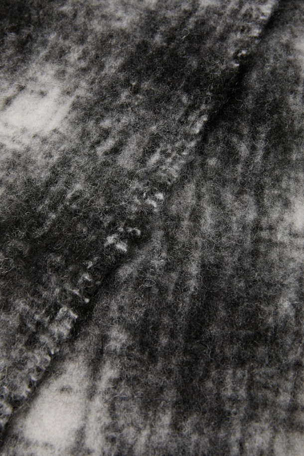 브라운 체크 머플러는 울, 모헤어, 알파카, 가죽 소재를 혼방하여 부드러운 촉감과 따뜻한 보온성을 제공합니다. 클래식한 체크 패턴과 롱 기장으로, 데이트룩, 모임룩, 출근룩 등 다양한 TPO에 활용하기 좋습니다. 술(태슬)과 로고 디자인 장식이 포인트로, 클래식, 미니멀, 시크 스타일을 연출하는 데 적합합니다. 고급스러운 소재와 디자인으로 오랫동안 질리지 않고 착용할 수 있습니다.
