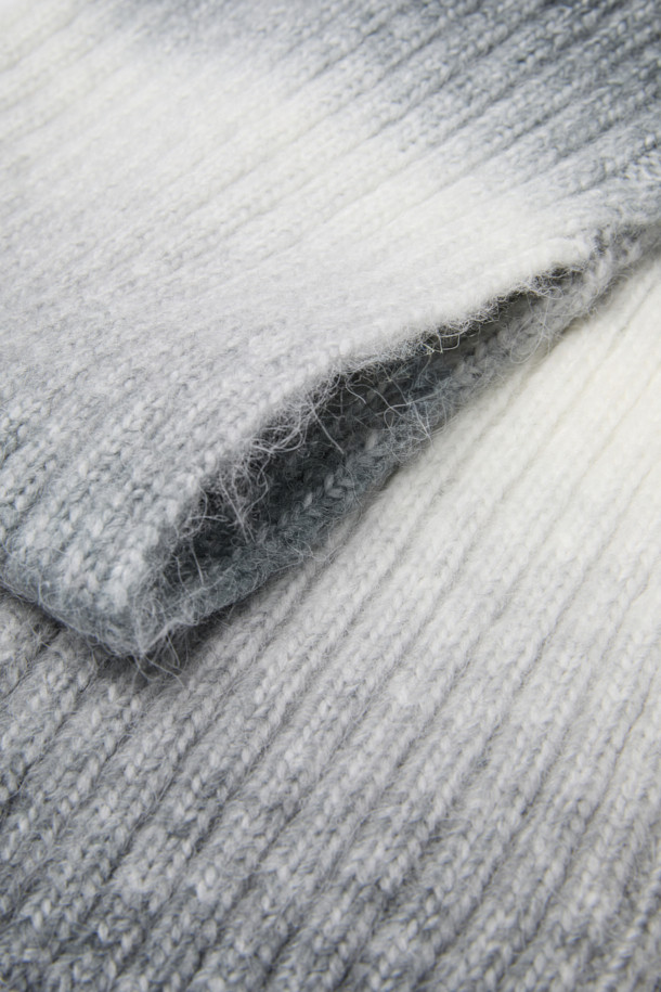 그레이 그라데이션 머플러는 부드러운 아크릴과 울 혼방 소재로 제작되어 가을과 겨울, 당신의 목을 따뜻하게 감싸줍니다. 베이직한 디자인에 그라데이션 패턴과 골지 짜임이 더해져, 어떤 스타일에도 자연스럽게 어울립니다. 출근룩이나 모임룩에 클래식, 미니멀, 캐주얼 무드를 더해 세련된 포인트를 줄 수 있습니다. 부드러운 촉감으로 편안하게 착용 가능하며, 은은하게 드러나는 로고 장식이 고급스러움을 더합니다. 어떤 룩에도 쉽게 매치하여 따뜻함과 스타일을 동시에 잡을 수 있는 머스트 해브 아이템입니다.
