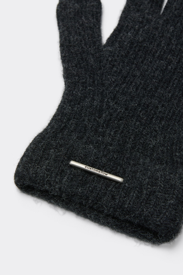 블랙 립 니트 글러브는 울, 나일론, 가죽 소재를 혼합하여 제작된 고급 장갑입니다. 클래식한 스타일과 미니멀한 무드를 선호하는 분들에게 적합하며, 출근룩이나 모임룩에 세련된 포인트를 더해줍니다. 골지 패턴과 로고 디테일이 돋보이며, 레더 패치 장식이 고급스러움을 더합니다. 손가락을 노출할 수 있는 핑거 홀 디자인과 보온 기능, 스크린 터치 기능을 갖춰 실용성까지 겸비했습니다. 핸드메이드로 섬세하게 제작되어 오랫동안 변함없이 착용할 수 있습니다.
