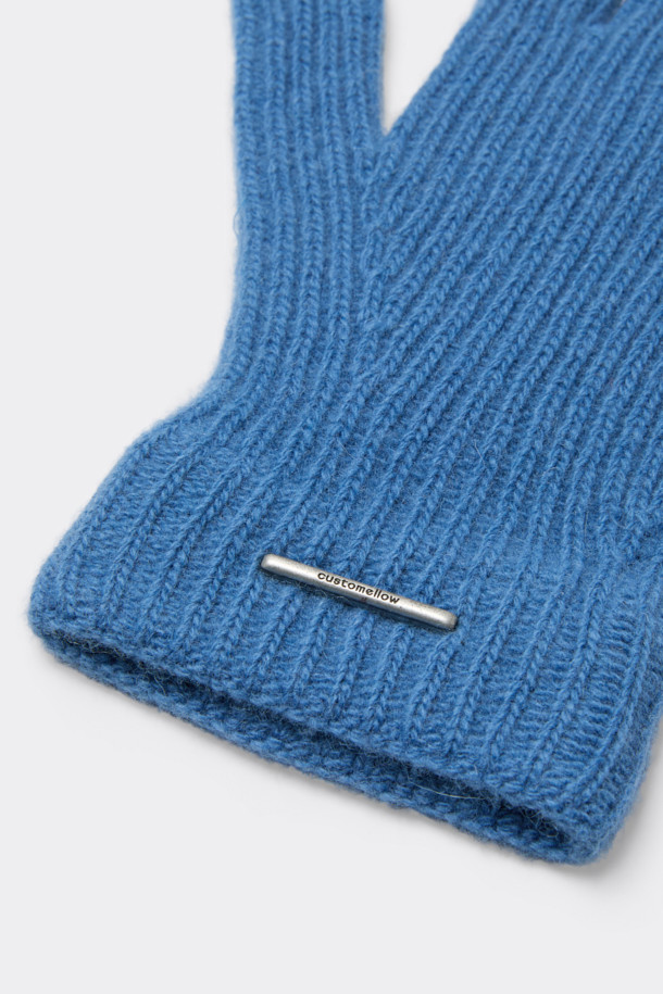 블루 골지 니트 장갑은 겨울철 출근룩에 클래식, 미니멀, 캐주얼 스타일을 더해줄 아이템입니다. 울, 나일론, 가죽 소재로 제작되어 보온성이 뛰어나며, 터치스크린 기능으로 스마트 기기 사용이 편리합니다. 손바닥 부분의 염소가죽 패치와 레더 패치가 디자인 포인트이며, 엄지 및 검지 핑거홀이 있어 실용성을 높였습니다. 넉넉한 복원력과 내구성을 자랑하여 오랫동안 착용할 수 있습니다.
