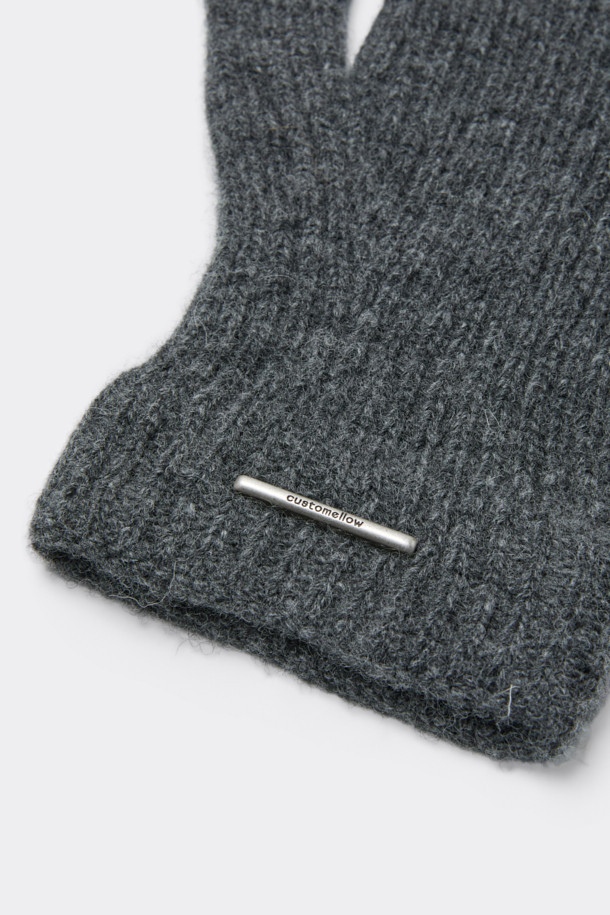 그레이 립 니트 글러브는 울, 나일론, 염소가죽 혼방 소재로 제작되어 보온성을 높인 공용 장갑입니다. 클래식한 스타일의 이 장갑은 골지 패턴에 핸드메이드 패치와 로고 디자인 장식이 더해져 섬세함을 더합니다. 핑거홀이 있어 스마트폰 터치가 가능하며, 출근룩과 모임룩에 모두 잘 어울립니다. 미니멀한 디자인으로 다양한 스타일에 매치하기 용이합니다.
