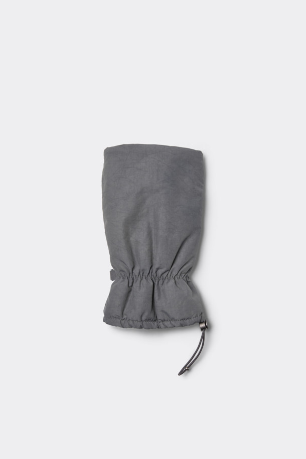 그레이 패디드 글러브는 울과 나일론 혼방 소재로 제작되어 방풍 및 보온 기능이 뛰어난 공용 장갑입니다. 손목 밴딩 처리와 스트링, 스토퍼 디자인으로 사이즈 조절이 용이하며, 캐주얼, 클래식, 미니멀 스타일의 다양한 룩에 잘 어울립니다. 로고 장식이 포인트로, 산책, 출근, 등산 등 다양한 TPO에 활용 가능합니다. 충전재로 솜을 사용하여 포근한 착용감을 제공합니다.
