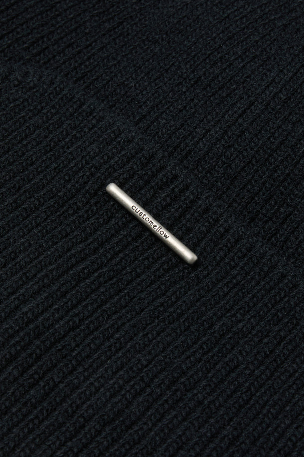 블랙 니트 비니는 울과 캐시미어 혼방 소재로 제작되어 부드러운 촉감과 뛰어난 보온성을 제공합니다. 가을, 겨울철 일상룩 또는 출근룩에 클래식, 미니멀, 캐주얼 스타일로 연출하기 좋습니다. 무지 디자인에 로고 장식이 더해져 심플하면서도 세련된 느낌을 선사합니다. 일반적인 모자 깊이와 두꺼운 두께감으로 안정적인 착용감을 느낄 수 있으며, 전후면 디자인이 다른 점이 특징입니다.
