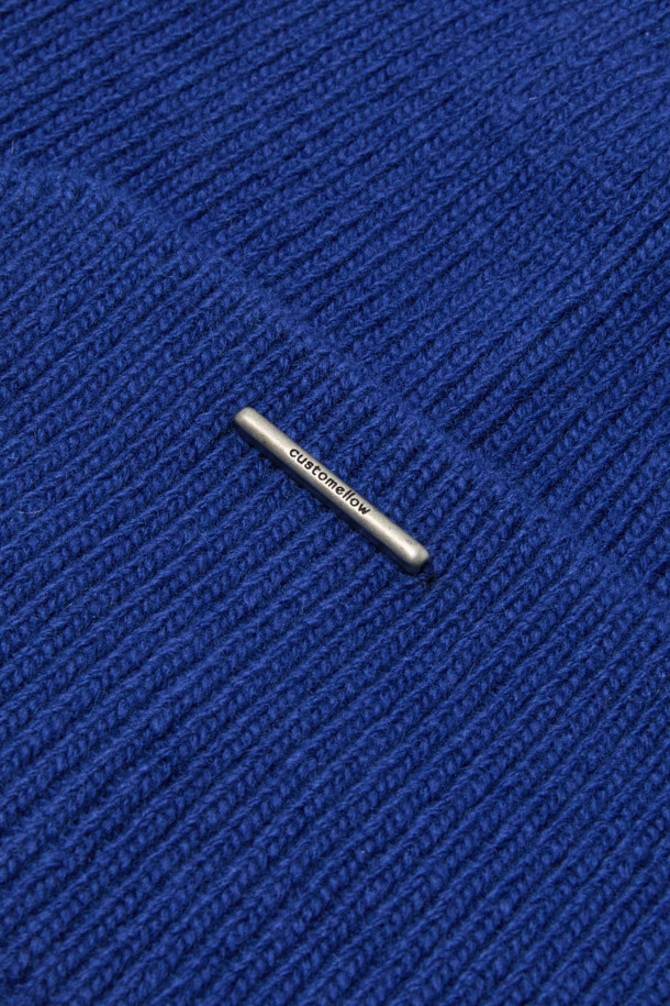 블루 니트 비니는 울과 캐시미어 혼방 소재로 제작되어 부드러운 촉감과 뛰어난 보온성을 제공하며 가을, 겨울철 데일리룩에 활용하기 좋습니다. 클래식, 미니멀, 캐주얼 스타일을 아우르는 디자인으로, 출근룩에도 잘 어울립니다. 일반적인 모자 깊이에 두꺼운 두께감으로 제작되어 포근함을 더하며, 전후면 디자인이 다른 유니크함이 특징입니다. 심플한 무지 디자인에 로고 장식으로 포인트를 주어 세련된 느낌을 선사합니다. 남녀 공용으로 착용 가능하여 폭넓은 스타일 연출이 가능합니다.
