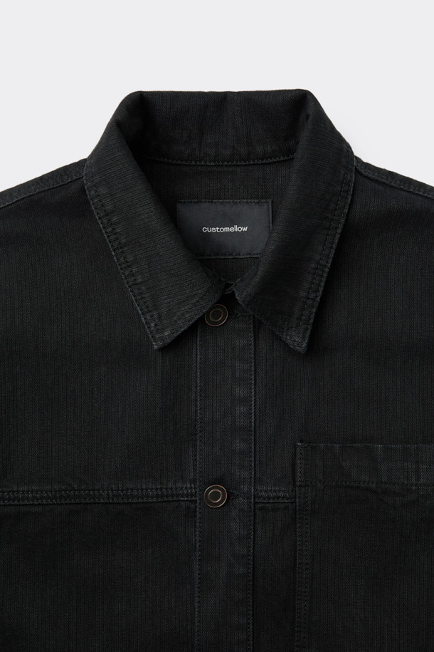 블랙 색상의 Black Wale 데님 트러커 재킷입니다. 베이직한 스타일의 무지 디자인으로, 출근룩과 모임룩에 모두 잘 어울립니다. 레귤러핏으로 제작되었으며, 코듀로이, 데님, 면 혼방 소재로 제작되어 편안한 착용감을 선사합니다. 긴 소매 기장과 원포켓, 사이드 포켓 디테일이 돋보이며, 버튼 여밈 방식으로 간편하게 착용할 수 있습니다. 캐주얼, 클래식, 미니멀 스타일을 즐겨 입는 분들께 추천합니다.
