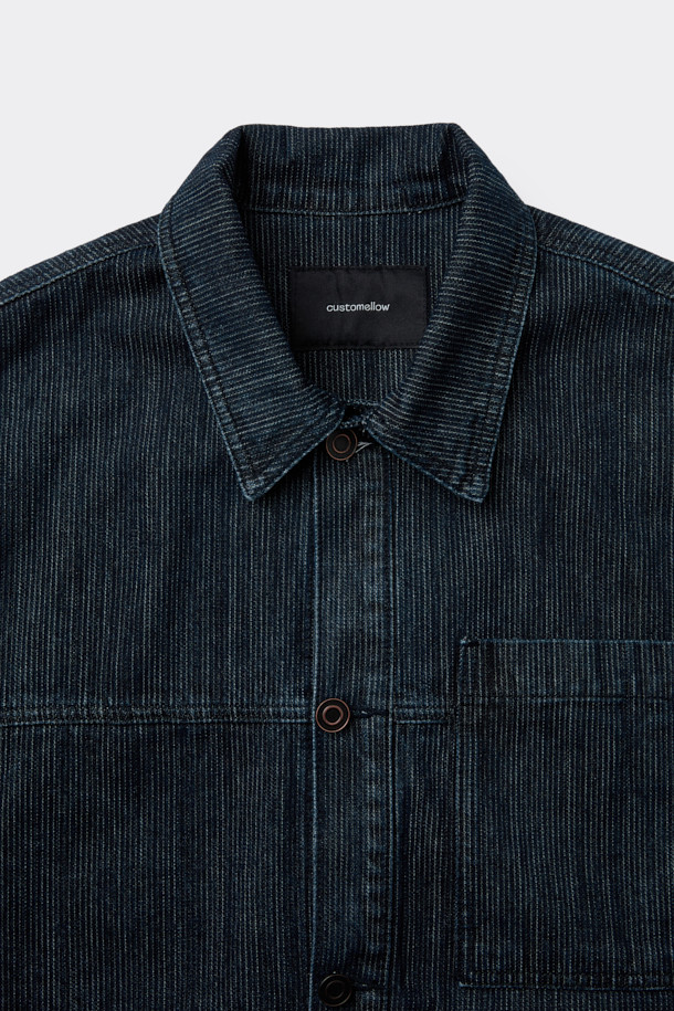 블루 웨일 데님 트러커 재킷은 캐주얼, 미니멀, 클래식 스타일을 아우르는 매력적인 아우터입니다. 봄, 가을 시즌에 어울리는 레귤러핏의 긴 소매 데님 재킷으로, 무지 패턴에 블루 컬러가 시원한 인상을 줍니다. 크롭 기장으로 세련된 핏을 연출하며, 버튼 여밈 방식과 원포켓, 사이드 포켓 디자인으로 실용성을 더했습니다. 데이트룩, 봄 소풍룩 등 다양한 TPO에 활용하여 멋스러운 스타일을 완성해보세요. 면, 데님, 코듀로이의 조화로운 소재감으로 편안한 착용감을 선사합니다.
