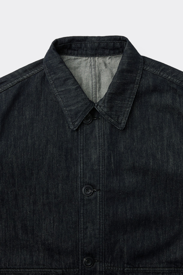 블루 더블 포켓 데님 재킷은 캐주얼, 미니멀, 클래식 스타일을 선호하는 분들을 위한 아이템입니다. 봄, 가을에 어울리는 중기장의 릴랙스핏 데님 재킷으로, 부드러운 촉감과 무지 디자인이 특징입니다. 더블 포켓 디테일과 셀비지 마감으로 포인트를 더했으며, 긴 소매 기장으로 다양한 스타일 연출이 가능합니다. 봄 소풍룩에 완벽하게 어울리는 데님 재킷을 지금 만나보세요.
