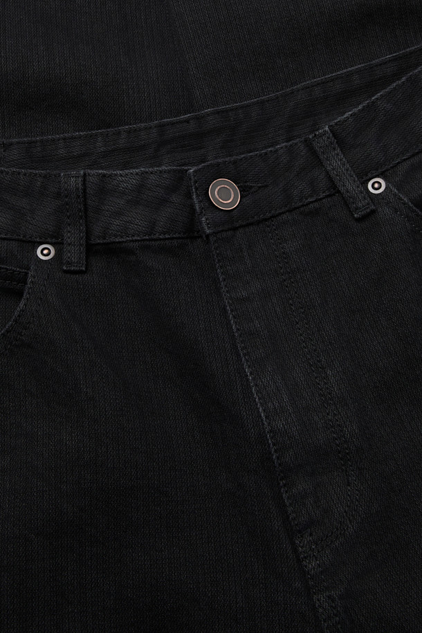 블랙 카펜터 디테일 와이드 데님은 캐주얼, 미니멀, 워크웨어 스타일을 아우르는 릴랙스핏 데님 팬츠입니다. 바이오 워싱 처리된 데님과 코튼 혼방 소재로 제작되어 편안한 착용감을 선사합니다. 카펜터 포켓 디테일과 파이브 포켓 디자인, 코인 포켓 메탈 장식이 돋보이며, 출근룩과 모임룩 등 다양한 TPO에 활용 가능합니다. 무지 패턴으로 어떤 상의와도 매치하기 쉬워 활용도가 높습니다.
