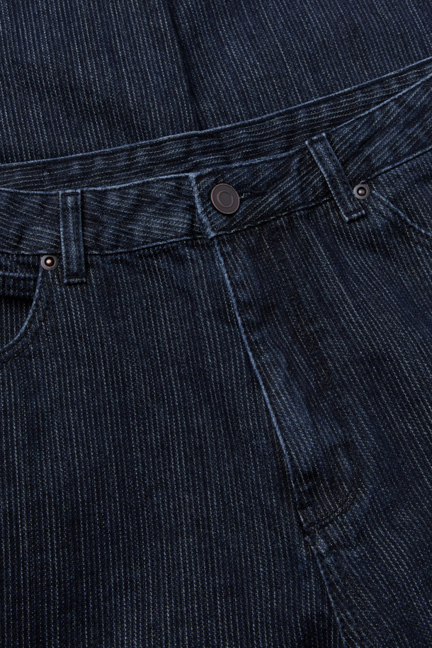 블루 카펜터 디테일 웨일 청바지는 캐주얼, 미니멀, 워크웨어 스타일을 즐겨 입는 분들을 위한 데님 팬츠입니다. 사계절 내내 활용 가능한 릴렉스핏으로 편안한 착용감을 선사하며, 바이오 워싱 처리된 데님과 코튼 혼방 소재로 제작되어 부드러운 촉감을 느낄 수 있습니다. 카펜터 포켓 디테일과 파이브 포켓 디자인, 코인 포켓 메탈 장식이 돋보이며, 여행룩 또는 산책룩으로 활용하기 좋습니다. 무지 디자인으로 어떤 상의와도 매치하기 용이하여, 데일리룩에 활용하기 좋은 아이템입니다.
