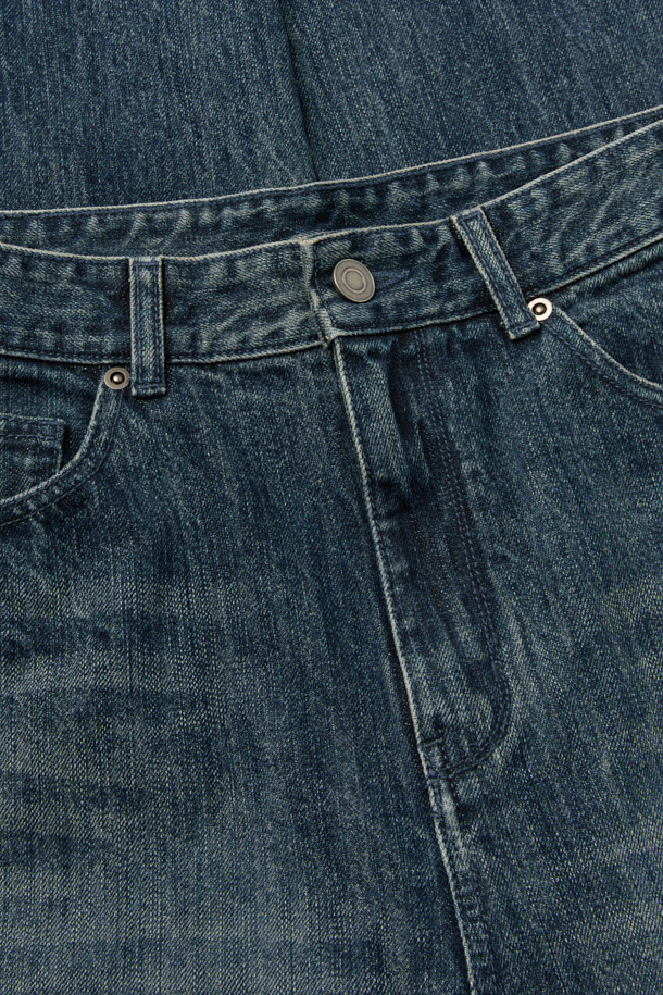 블루 스트레이트 핏 청바지는 베이직한 스타일의 데님 팬츠입니다. 코튼과 데님 소재로 제작되어 편안한 착용감을 선사하며, 무지 디자인으로 어떤 상의에도 잘 어울립니다. 일상복으로 활용하기 좋으며, 캐주얼, 미니멀, 클래식 스타일을 모두 소화할 수 있습니다. 파이브 포켓, 코인 포켓, 메탈 장식, 스톤워싱, 도밍고워싱 등의 디테일이 돋보이는 스트레이트 핏 청바지입니다. 인디고 블루 컬러도 준비되어 있습니다.
