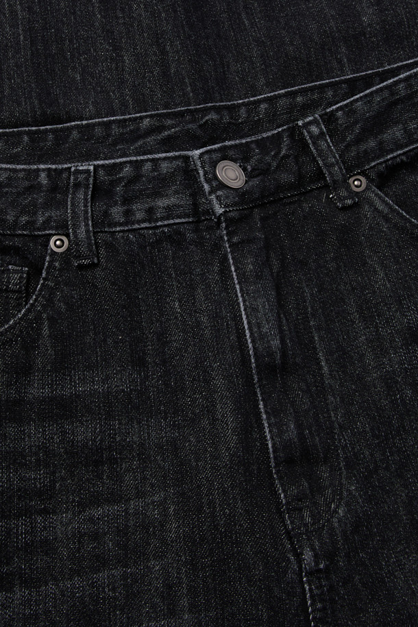 블랙 스트레이트 핏 데님 팬츠는 사계절 내내 활용하기 좋은 베이직한 디자인의 바지입니다. 데님, 코튼, 레이온 혼방 소재로 제작되어 편안한 착용감을 선사하며, 과망 워싱, 스톤 워싱, 도밍고 워싱 기법을 통해 은은한 빈티지 무드를 더했습니다. 무지 디자인에 파이브 포켓 디테일과 코인 포켓 메탈 장식으로 포인트를 주어 미니멀, 클래식, 캐주얼 스타일 모두 소화 가능합니다. 스트레이트 핏으로 다리 라인을 자연스럽게 연출해주어 어떤 상의와도 훌륭하게 매치됩니다.
