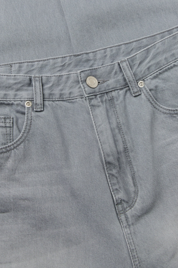 그레이 색상의 스트레이트 핏 데님 팬츠입니다. 얇은 두께감의 데님과 코튼 혼방 소재로 제작되어 여름철에도 시원하게 착용 가능합니다. 베이직한 디자인으로 출근룩이나 비즈니스 캐주얼, 그리고 미니멀, 클래식, 캐주얼 스타일 모두 소화 가능합니다. 바이오 워싱, 스톤 워싱, 도밍고 워싱, 엠보 워싱 등의 다양한 워싱 기법을 거쳐 빈티지한 멋을 더했습니다. 파이브 포켓 디자인과 코인 포켓 메탈 장식이 돋보이는, 무지 스타일의 긴 기장 데님 팬츠입니다.
