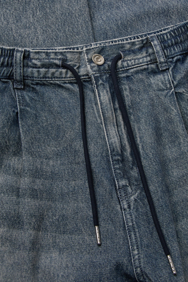 블루 루즈핏 드로우스트링 청바지는 편안한 착용감과 시원한 스타일을 동시에 만족시키는 데님 팬츠입니다. 코튼 데님 소재에 도밍고 워싱과 스톤 워싱 기법을 더해 자연스러운 워싱 디테일을 살렸습니다. 허리 부분은 하프 밴딩과 스트링으로 조절 가능하여 더욱 편안한 핏을 제공하며, 사선 포켓 디자인으로 실용성을 높였습니다. 여행이나 휴가, 혹은 캐주얼, 미니멀, 시티보이 스타일을 즐기는 분들께 추천하는 여름철 필수 아이템입니다. 루즈핏으로 제작되어 활동성이 뛰어나며, 여유로운 실루엣으로 편안함을 선사합니다.
