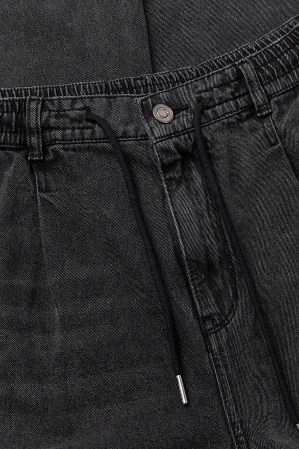 블랙 루즈핏 드로우스트링 청바지는 편안함과 스타일을 모두 갖춘 데님 팬츠입니다. 코튼과 폴리에스테르 혼방 소재로 제작되어 부드러운 촉감과 편안한 착용감을 선사합니다. 허리에는 하프 밴딩과 스트링 디테일이 더해져, 자유로운 핏 조절이 가능합니다. 스톤워싱, 과망워싱, 도밍고워싱 기법으로 은은한 빈티지 무드를 연출하며, 사선 포켓 디자인으로 포인트를 더했습니다. 여행룩, 휴가룩, 캐주얼, 미니멀, 시티보이 스타일을 즐기는 분들께 추천합니다.
