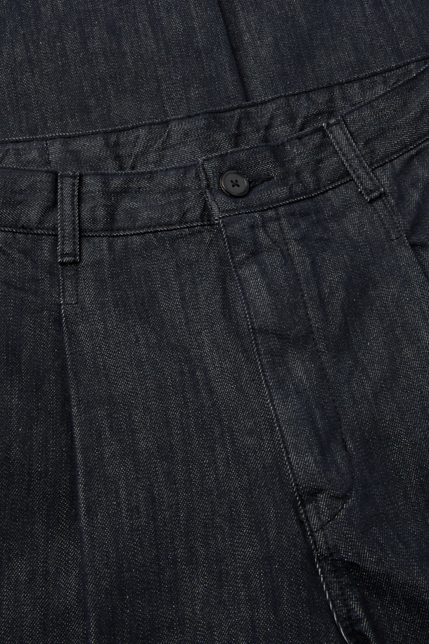 블루 원 턱 청바지는 릴렉스핏으로 편안한 착용감을 선사하는 데님 팬츠입니다. 부드러운 면 소재로 제작되어 산책룩과 같은 일상에서 캐주얼하게 즐기기 좋습니다. 원워시, 바이오 워싱, 스톤 워싱 처리로 자연스러운 워싱 디테일을 더했으며, 무지 디자인에 스티치와 포켓, 원 턱 디테일로 포인트를 주었습니다. 미니멀, 클래식 스타일을 선호하는 분들께 추천하며, 릴렉스핏으로 활동성을 높였습니다. 
