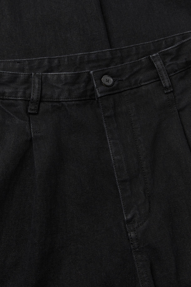 블랙 원 턱 (Black One Tuck) 데님 팬츠는 베이직한 스타일을 추구하는 분들을 위한 릴랙스핏 데님 팬츠입니다. 코튼, 폴리에스테르, 데님 혼방 소재로 제작되어 편안한 착용감을 선사합니다. 무지 디자인에 원 턱 디테일이 더해져 미니멀하면서도 클래식한 무드를 연출합니다. 바이오 워싱 처리로 부드러운 촉감을 느낄 수 있으며, 사선 포켓으로 실용성을 높였습니다. 일상에서 편안하게 착용하기 좋은 아이템입니다.
