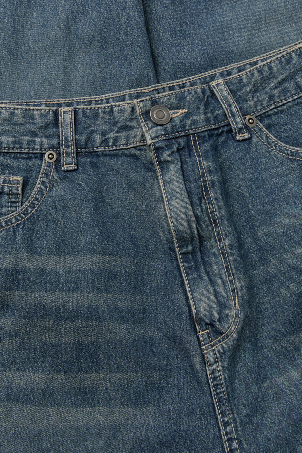 인디고와 블루 컬러의 데님 소재, 커브드 핏의 블루 커브드 청바지입니다. 바이오 워싱, 스톤 워싱, 도밍고 워싱 기법을 사용하여 자연스러운 워싱 디테일을 살렸습니다. 파이브 포켓 디자인과 코인포켓 메탈 장식이 돋보이는 미니멀, 클래식, 캐주얼 스타일의 긴 기장 데님 팬츠입니다. 얇은 두께감으로 편안한 착용감을 선사하며, 데님과 코튼 혼방 소재로 제작되었습니다. 일상에서 활용하기 좋은 아이템입니다.
