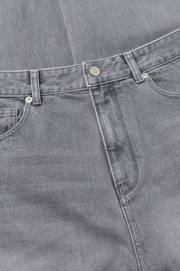 그레이 컬러의 커브드 데님 팬츠입니다. 바이오 워싱, 스톤 워싱, 도밍고 워싱 공법으로 제작되어 부드러운 촉감을 자랑하며, 캐주얼 스타일에 적합합니다. 파이브 포켓 디자인과 코인포켓 메탈 장식이 돋보이며, 미니멀, 클래식 스타일을 연출하기 좋습니다. 봄, 여름, 가을 시즌에 여행룩, 산책룩으로 활용하기 좋은 데님 팬츠입니다.
