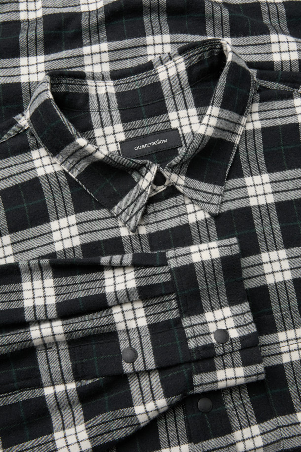 블랙 오버사이즈 핏 체크 아우터 셔츠는 캐주얼, 클래식, 미니멀 스타일을 모두 아우르는 매력적인 아이템입니다. 넉넉한 오버핏에 가을, 겨울 시즌에 어울리는 두꺼운 면 소재로 제작되어 부드러운 촉감을 선사합니다. 블랙과 화이트 컬러의 조화로운 체크 패턴이 돋보이며, 카라넥 디자인과 긴 소매 기장으로 세련된 느낌을 더했습니다. 사이드 포켓, 체스트 포켓, 밑단 스트링 조절, 그리고 배색 디테일까지 더해져 실용성과 디자인을 모두 갖춘 제품입니다. 출근룩, 모임룩 등 다양한 TPO에 활용하여 개성 있는 스타일을 연출해보세요.
