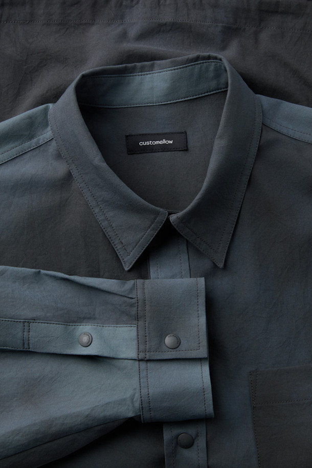 그레이 오버사이즈 핏 다잉 아우터 셔츠는 [공용]으로, 봄, 가을에 산책룩이나 봄 소풍룩에 어울리는 캐주얼 스타일의 셔츠입니다. 부드러운 면 소재로 제작되었으며, 오버핏 디자인에 긴 소매와 카라넥으로 편안함과 스타일을 동시에 잡았습니다. 다잉 염색 처리로 은은한 멋을 더하고, 사이드 포켓, 체스트 포켓, 밑단 스트링 조절, 배색 디테일로 실용성을 높였습니다. 미니멀, 클래식한 무드를 즐기는 분들께 추천합니다.
