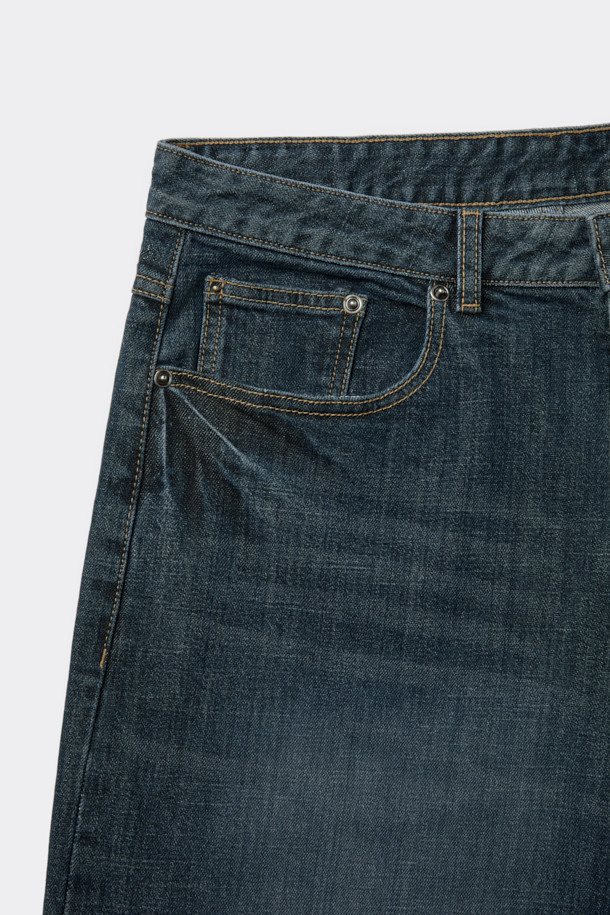 다크 블루 스트레이트 핏 데님 팬츠는 베이직한 스타일을 추구하는 분들을 위한 일상복입니다. 다크 블루 및 인디고 컬러로 제공되며, 무지 디자인에 바이오 워싱, 스톤 워싱, 도밍고 워싱 처리를 더해 자연스러운 멋을 살렸습니다. 데님, 코튼, 폴리우레탄 혼방 소재로 제작되어 편안한 착용감을 선사합니다. 파이브 포켓 디자인과 스트레이트 핏으로 캐주얼, 미니멀, 클래식 등 다양한 스타일을 연출할 수 있습니다.
