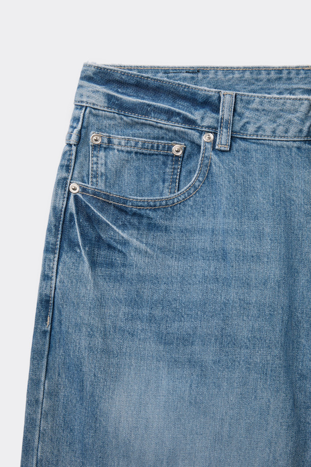 블루 스트레이트 핏 진은 베이직한 스타일을 추구하는 분들을 위한 데님 팬츠입니다. 인디고, 블루 두 가지 컬러로 제공되며, 일상복으로 활용하기 좋습니다. 면과 데님 소재를 사용하여 편안한 착용감을 선사하며, 무지 디자인과 긴 기장으로 어떤 상의에도 잘 어울립니다. 바이오 워싱, 스톤 워싱, 도밍고 워싱 등의 워싱 기법과 파이브 포켓 디테일이 특징이며, 스트레이트 핏으로 제작되어 캐주얼, 미니멀, 클래식 등 다양한 스타일을 연출할 수 있습니다.
