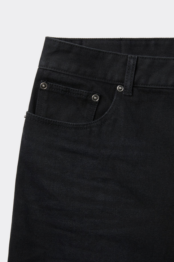 블랙 스트레이트 핏 데님 팬츠는 베이직한 스타일을 추구하는 분들을 위한 일상복입니다. 데님, 코튼, 폴리에스테르, 폴리우레탄 혼방 소재로 제작되어 편안한 착용감을 제공합니다. 무지 디자인에 스트레이트 핏으로, 캐주얼, 미니멀, 클래식 등 어떤 스타일에도 잘 어울립니다. 바이오 워싱, 스톤 워싱, 도밍고 워싱 과정을 거쳐 자연스러운 느낌을 더했으며, 파이브 포켓 디자인으로 실용성을 높였습니다. 
