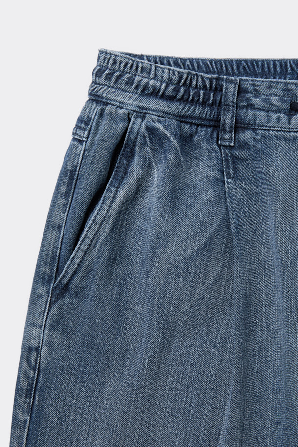 블루 루즈 핏 드로우스트링 청바지는 편안함과 스타일을 모두 잡은 데님 팬츠입니다. 봄, 여름 시즌에 어울리는 이 캐주얼 청바지는 허리 스트링과 사선 포켓 디자인으로 실용성을 더했습니다. 루즈핏으로 제작되어 활동성이 뛰어나며, 스톤워싱, 과망워싱, 도밍고워싱 기법을 통해 빈티지한 매력을 살렸습니다. 여행, 휴가, 산책 등 다양한 TPO에 활용하기 좋으며, 미니멀, 스트리트 스타일을 연출하기에 적합합니다. 가볍고 시원한 데님과 코튼 혼방 소재로 제작되어 편안한 착용감을 선사합니다.
