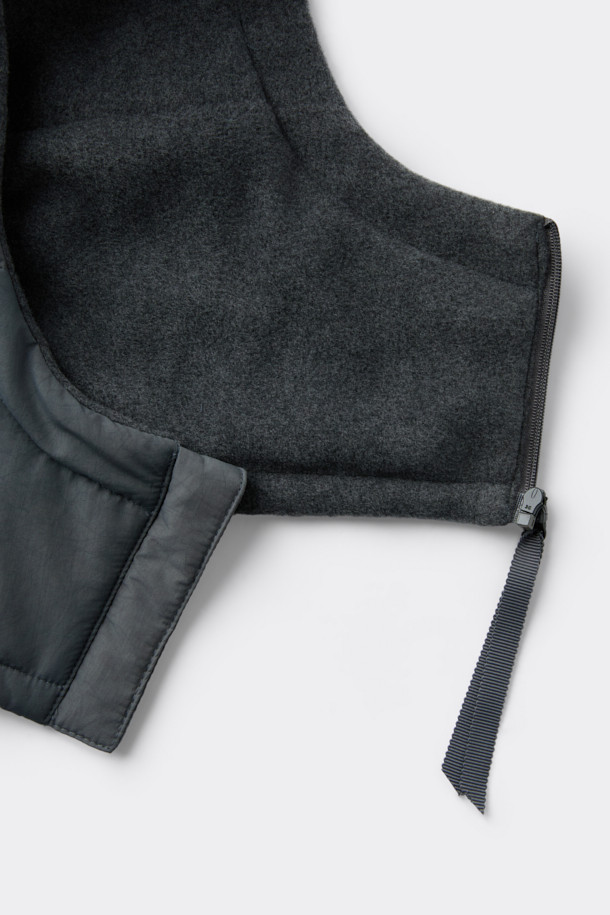 그레이 우븐 바라클라바는 울, 나일론, 플리스 소재로 제작되어 부드러운 촉감을 자랑하며 깊은 모자 깊이로 보온성을 높였습니다. 마이크로 솜 충전재와 플리스 안감, 하이넥 디자인이 특징이며, 앞지퍼와 스토퍼, 스트링으로 디자인 포인트를 더했습니다. 두꺼운 두께감으로 겨울철 방한에 효과적이며, 일상, 산책, 등산룩, 출근룩 등 다양한 TPO에 활용 가능합니다. 클래식, 미니멀, 고프코어 스타일을 즐겨 입는 분들께 추천합니다.
