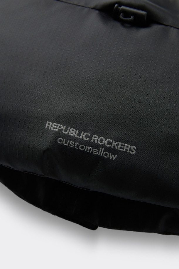 무광 블랙 컬러의 블랙 다운 넥워머입니다. 가볍고 따뜻한 다운 충전재와 부드러운 폴리에스테르 소재로 제작되어 겨울철 방한에 효과적입니다. 지퍼형 여밈 방식으로 편안하게 착용할 수 있으며, 스트링과 스토퍼 디테일로 핏 조절이 용이합니다. 와이드 실루엣과 미니멀한 디자인은 캐주얼, 고프코어 스타일은 물론 출근룩, 등산룩에도 잘 어울립니다. 로고 프린트가 포인트를 더해줍니다.
