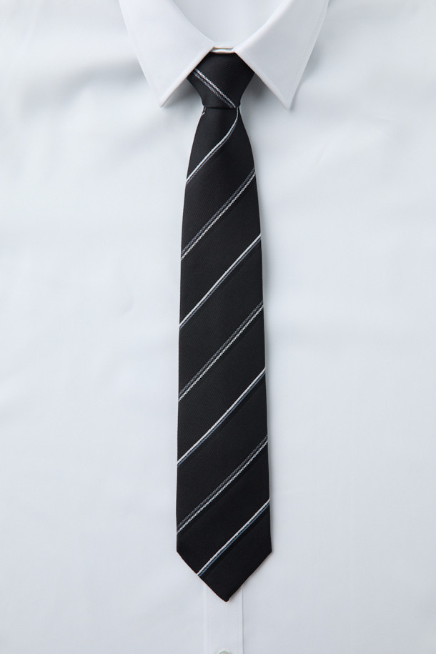 세련된 블랙 스트라이프 넥타이입니다. 실크, 레이온, 나일론 혼방 소재로 제작되어 은은한 광택과 부드러운 터치감을 선사합니다. 클래식한 레지멘탈 스트라이프 패턴에 로고 자수가 포인트로 더해져 고급스러움을 더합니다. 이면 루프와 안감, 심지 처리를 통해 넥타이의 형태를 오랫동안 유지하며, 별도의 패키징으로 소중하게 포장되어 있습니다. 오피스룩, 비즈니스 캐주얼, 모임룩 등 다양한 TPO에 클래식, 미니멀, 시크한 스타일을 연출하기 좋습니다.
