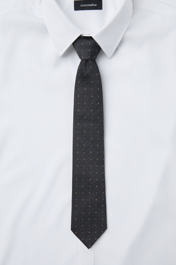 세련된 분위기를 연출하는 그레이 플라워 넥타이입니다. 실크, 폴리에스터, 울 혼방 소재로 제작되어 은은한 광택과 부드러운 터치감을 선사합니다. 클래식한 스타일과 플라워 및 도트 패턴의 조화가 돋보이며, 로고 자수가 디자인의 포인트입니다. 안감, 심지 적용 및 이면 루프 구성으로 고급스러움을 더했으며, 별도 패키징으로 소중하게 포장되어 있습니다. 오피스룩, 비즈니스 캐주얼, 모임룩 등 다양한 TPO에 활용하여 미니멀하면서도 세련된 스타일을 완성해 보세요.
