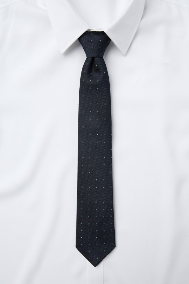 네이비 플라워 타이 (Navy Flower Tie)는 클래식한 스타일을 선호하는 남성 고객을 위한 넥타이입니다. 실크, 울, 폴리에스터 혼방 소재로 제작되어 은은한 광택과 부드러운 터치감을 선사하며, 플라워 및 도트 패턴이 세련된 디자인을 더합니다. 오피스룩, 비즈니스 캐주얼, 모임룩 등 다양한 TPO에 활용 가능하며, 이면 루프와 안감 및 심지 디테일로 고급스러움을 높였습니다. 로고 자수 디테일과 함께 별도 패키징 되어 있어 선물용으로도 좋습니다.
