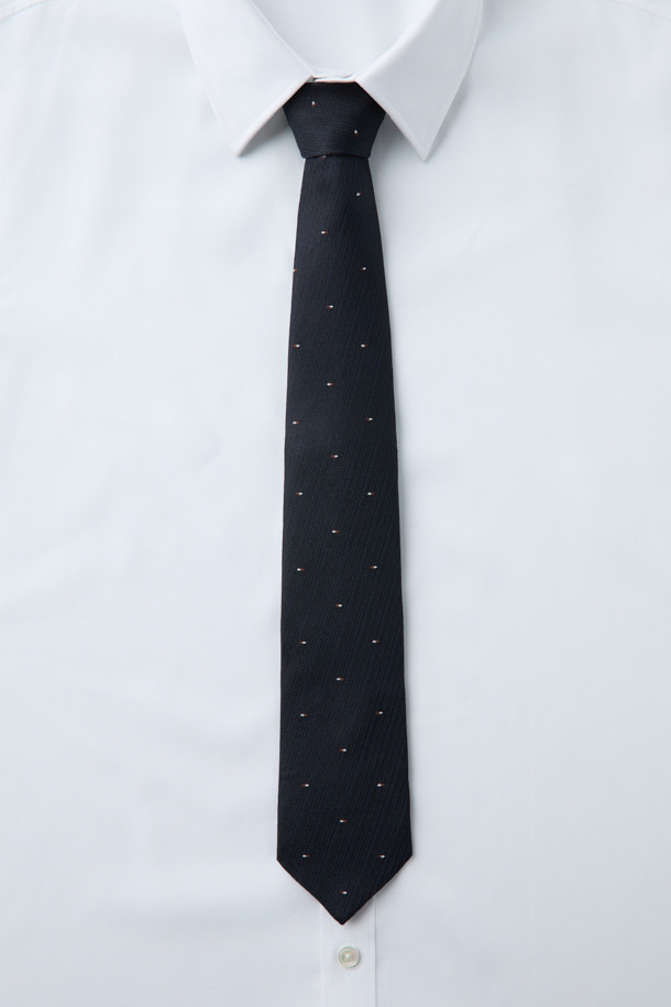 네이비 도트 넥타이는 남성용으로, 실크와 견 소재를 사용하여 부드러운 터치감과 은은한 광택을 자랑합니다. 클래식과 미니멀 스타일을 모두 아우르는 디자인으로, 오피스룩, 비즈니스 캐주얼, 모임룩 등 다양한 TPO에 활용하기 좋습니다. 잔잔한 도트 패턴이 세련된 느낌을 주며, 이면 루프, 안감, 심지 적용으로 고급스러움을 더했습니다. 로고 자수 디테일과 함께 별도 패키징으로 제공되어 선물용으로도 손색없습니다.
