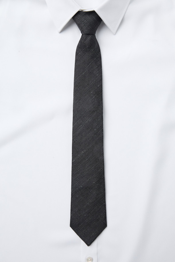 블랙 패턴 넥타이는 실크와 린넨 혼방 원단으로 제작되어 고급스러운 촉감과 견고함을 자랑합니다. 사선과 텍스쳐 무늬가 세련된 디자인을 완성하며, 로고 자수로 포인트를 더했습니다. 이면 루프와 안감, 심지 처리를 통해 넥타이의 형태를 유지하고 내구성을 높였습니다. 오피스룩, 비즈니스 캐주얼, 모임룩 등 다양한 TPO에 활용 가능하며, 클래식, 미니멀, 시크 스타일을 연출하기에 적합합니다. 견 65.1%, 마 34.9%의 소재 혼용률로 제작되었으며, 별도의 패키징으로 제공됩니다.
