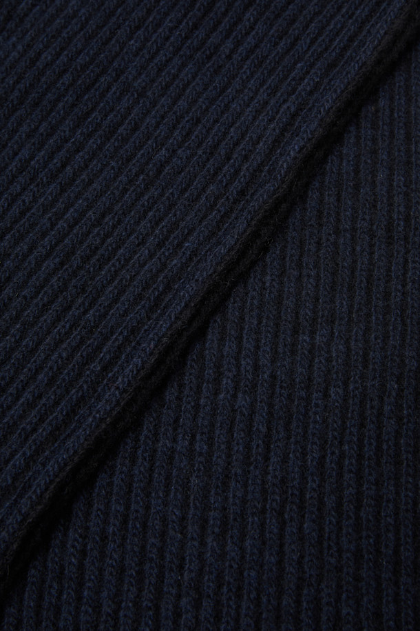 블랙 캐시미어 블렌디드 머플러는 부드러운 촉감과 보온성을 자랑하는 겨울철 필수 아이템입니다. 울과 캐시미어 혼방 소재로 제작되어 고급스러운 분위기를 연출하며, 베이직하고 미니멀한 스타일을 선호하는 분들께 적합합니다. 두꺼운 두께감과 골지 패턴, 투톤 디자인이 특징이며, 슬릿 홀 디테일로 포인트를 더했습니다. 출근룩, 모임룩 등 다양한 TPO에 클래식, 미니멀, 캐주얼 스타일로 연출할 수 있어 활용도가 높습니다.
