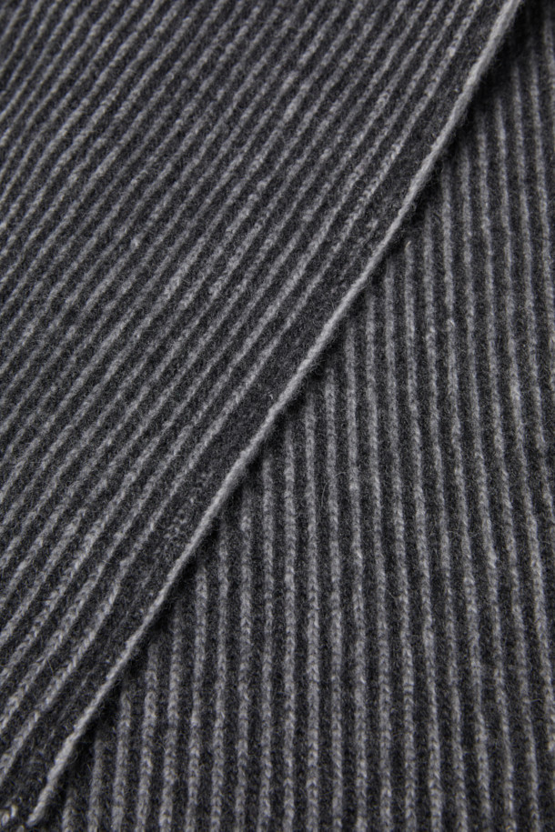 부드러운 캐시미어와 울 혼방 소재로 제작된 그레이 컬러의 머플러입니다. 포근한 두께감과 부드러운 촉감으로 가을, 겨울철 보온성을 책임집니다. 베이직하고 캐주얼한 스타일에 잘 어울리며, 골지 패턴과 투톤 컬러 디자인으로 세련된 포인트를 더했습니다. 출근룩, 모임룩, 데이트룩 등 다양한 TPO에 활용 가능하며, 슬릿 홀 디테일이 실용성을 높입니다. 캐주얼, 클래식, 미니멀 스타일 모두 소화 가능한 머플러로, 당신의 겨울 스타일링에 따뜻함과 스타일을 더해보세요.
