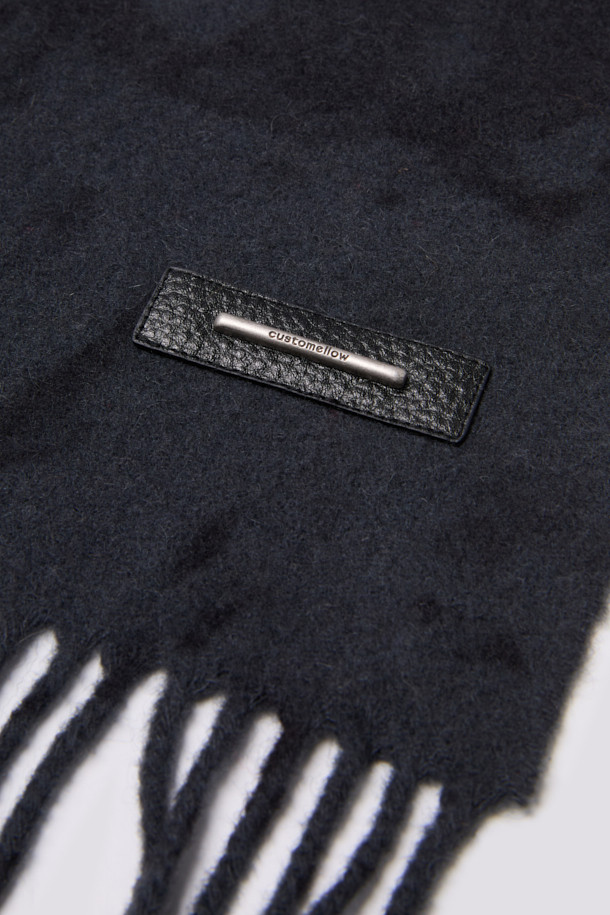 블랙 울 다잉 머플러는 출근룩과 모임룩에 모두 잘 어울리는 클래식하고 미니멀한 스타일의 머플러입니다. 부드러운 촉감의 울 소재로 제작되어 보온성이 뛰어나며, 다잉 기법으로 은은한 멋을 더했습니다. 심플한 디자인에 로고 장식이 포인트로 더해져 세련된 느낌을 선사합니다. 어떤 스타일에도 자연스럽게 매치되어 포근하고 따뜻한 겨울을 만들어 줄 것입니다.
