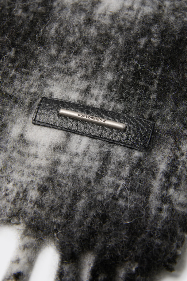 브라운 체크 머플러는 울, 모헤어, 알파카, 가죽 소재를 혼방하여 부드러운 촉감과 따뜻한 보온성을 제공합니다. 클래식한 체크 패턴과 롱 기장으로, 데이트룩, 모임룩, 출근룩 등 다양한 TPO에 활용하기 좋습니다. 술(태슬)과 로고 디자인 장식이 포인트로, 클래식, 미니멀, 시크 스타일을 연출하는 데 적합합니다. 고급스러운 소재와 디자인으로 오랫동안 질리지 않고 착용할 수 있습니다.
