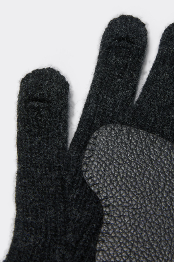 블랙 립 니트 글러브는 울, 나일론, 가죽 소재를 혼합하여 제작된 고급 장갑입니다. 클래식한 스타일과 미니멀한 무드를 선호하는 분들에게 적합하며, 출근룩이나 모임룩에 세련된 포인트를 더해줍니다. 골지 패턴과 로고 디테일이 돋보이며, 레더 패치 장식이 고급스러움을 더합니다. 손가락을 노출할 수 있는 핑거 홀 디자인과 보온 기능, 스크린 터치 기능을 갖춰 실용성까지 겸비했습니다. 핸드메이드로 섬세하게 제작되어 오랫동안 변함없이 착용할 수 있습니다.
