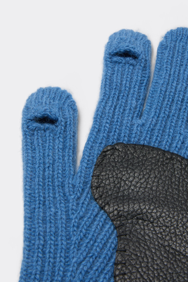 블루 골지 니트 장갑은 겨울철 출근룩에 클래식, 미니멀, 캐주얼 스타일을 더해줄 아이템입니다. 울, 나일론, 가죽 소재로 제작되어 보온성이 뛰어나며, 터치스크린 기능으로 스마트 기기 사용이 편리합니다. 손바닥 부분의 염소가죽 패치와 레더 패치가 디자인 포인트이며, 엄지 및 검지 핑거홀이 있어 실용성을 높였습니다. 넉넉한 복원력과 내구성을 자랑하여 오랫동안 착용할 수 있습니다.
