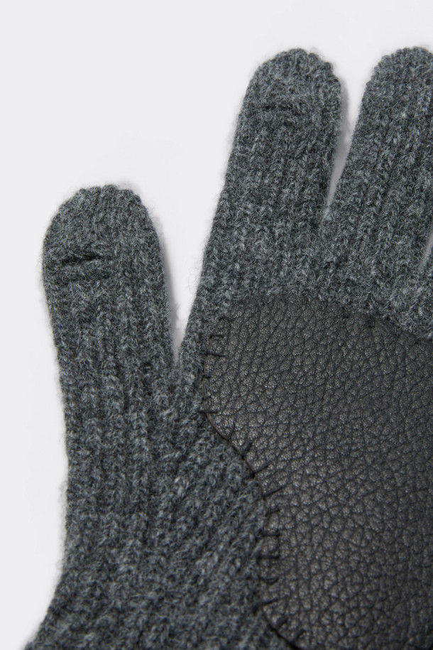 그레이 립 니트 글러브는 울, 나일론, 염소가죽 혼방 소재로 제작되어 보온성을 높인 공용 장갑입니다. 클래식한 스타일의 이 장갑은 골지 패턴에 핸드메이드 패치와 로고 디자인 장식이 더해져 섬세함을 더합니다. 핑거홀이 있어 스마트폰 터치가 가능하며, 출근룩과 모임룩에 모두 잘 어울립니다. 미니멀한 디자인으로 다양한 스타일에 매치하기 용이합니다.
