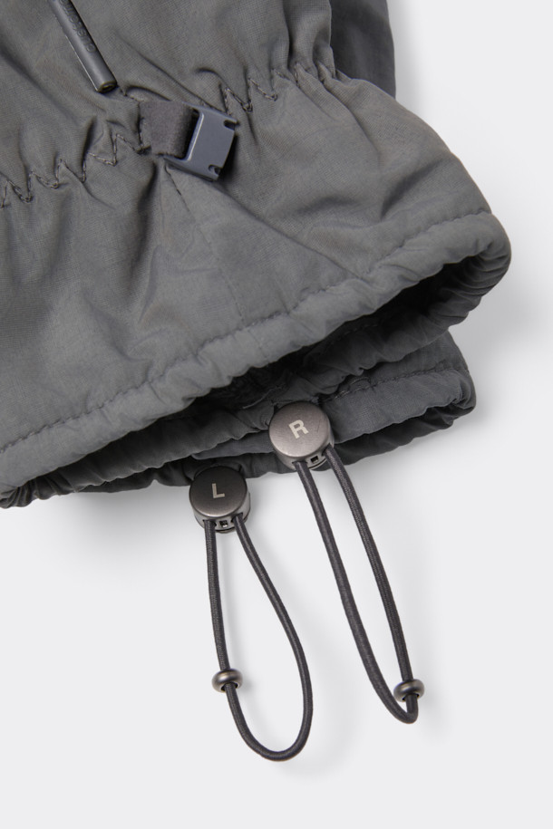 그레이 패디드 글러브는 울과 나일론 혼방 소재로 제작되어 방풍 및 보온 기능이 뛰어난 공용 장갑입니다. 손목 밴딩 처리와 스트링, 스토퍼 디자인으로 사이즈 조절이 용이하며, 캐주얼, 클래식, 미니멀 스타일의 다양한 룩에 잘 어울립니다. 로고 장식이 포인트로, 산책, 출근, 등산 등 다양한 TPO에 활용 가능합니다. 충전재로 솜을 사용하여 포근한 착용감을 제공합니다.
