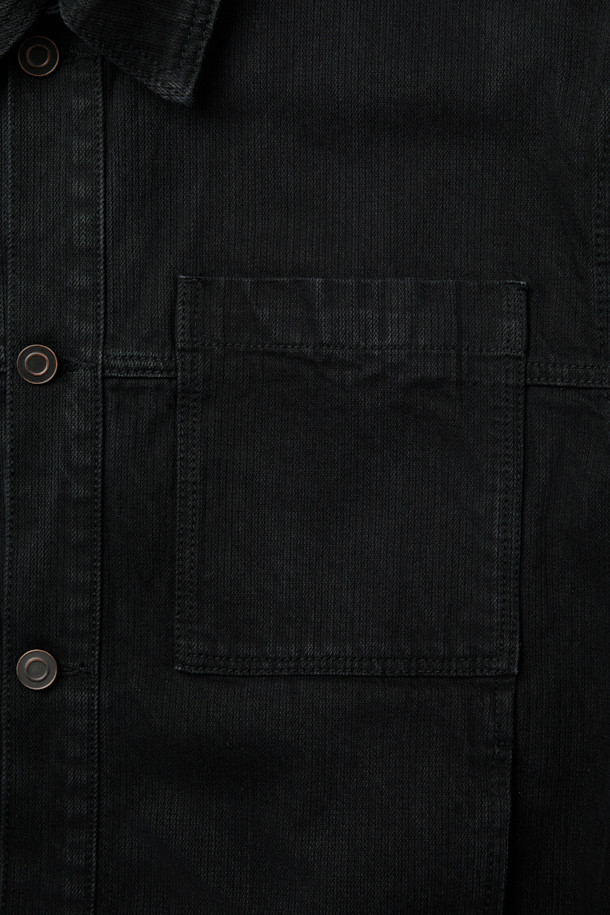 블랙 색상의 Black Wale 데님 트러커 재킷입니다. 베이직한 스타일의 무지 디자인으로, 출근룩과 모임룩에 모두 잘 어울립니다. 레귤러핏으로 제작되었으며, 코듀로이, 데님, 면 혼방 소재로 제작되어 편안한 착용감을 선사합니다. 긴 소매 기장과 원포켓, 사이드 포켓 디테일이 돋보이며, 버튼 여밈 방식으로 간편하게 착용할 수 있습니다. 캐주얼, 클래식, 미니멀 스타일을 즐겨 입는 분들께 추천합니다.
