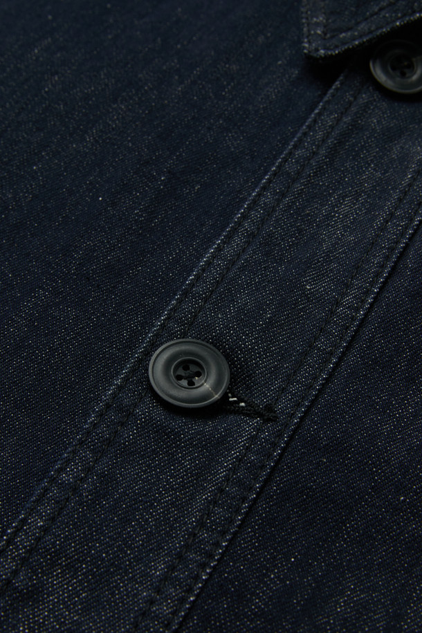 블루 더블 포켓 데님 재킷은 캐주얼, 미니멀, 클래식 스타일을 선호하는 분들을 위한 아이템입니다. 봄, 가을에 어울리는 중기장의 릴랙스핏 데님 재킷으로, 부드러운 촉감과 무지 디자인이 특징입니다. 더블 포켓 디테일과 셀비지 마감으로 포인트를 더했으며, 긴 소매 기장으로 다양한 스타일 연출이 가능합니다. 봄 소풍룩에 완벽하게 어울리는 데님 재킷을 지금 만나보세요.
