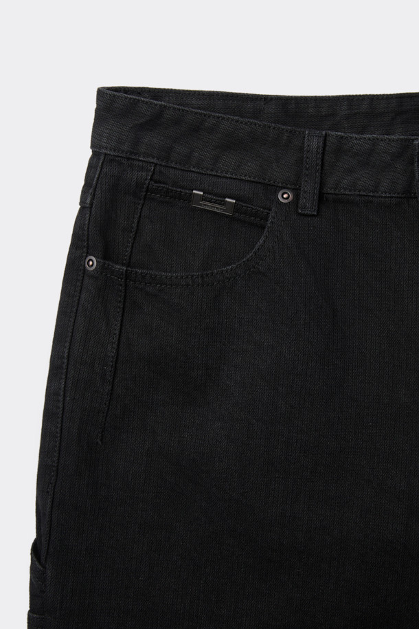 블랙 카펜터 디테일 와이드 데님은 캐주얼, 미니멀, 워크웨어 스타일을 아우르는 릴랙스핏 데님 팬츠입니다. 바이오 워싱 처리된 데님과 코튼 혼방 소재로 제작되어 편안한 착용감을 선사합니다. 카펜터 포켓 디테일과 파이브 포켓 디자인, 코인 포켓 메탈 장식이 돋보이며, 출근룩과 모임룩 등 다양한 TPO에 활용 가능합니다. 무지 패턴으로 어떤 상의와도 매치하기 쉬워 활용도가 높습니다.
